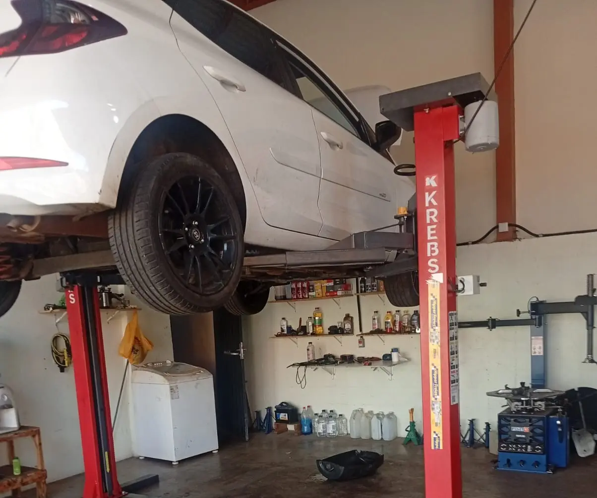 Veículo suspenso em elevador na Força Auto Center
