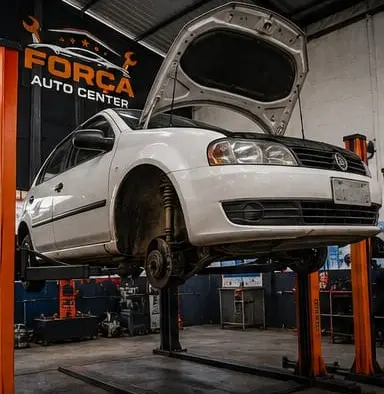 Veículo suspenso em elevador na Força Auto Center